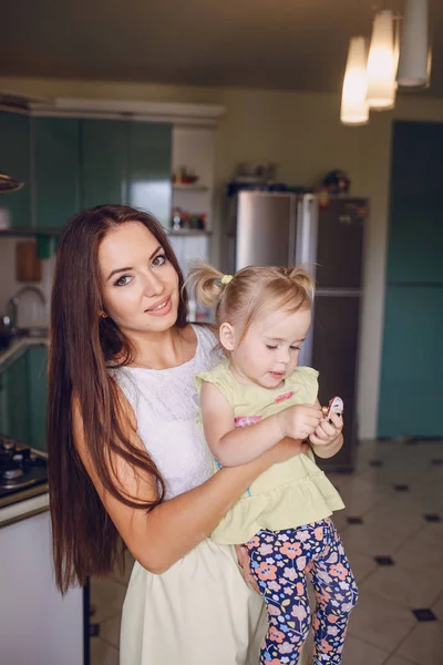 Madre e hija en la cocina —  Fotos de Stock