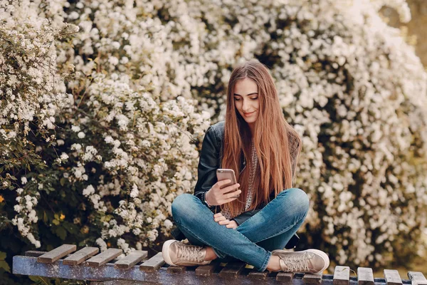 Fille dans le café — Photo