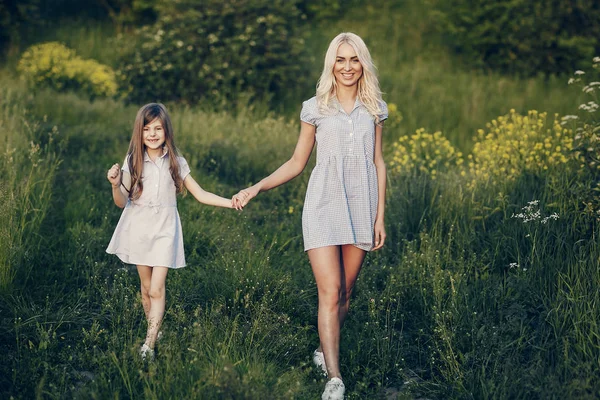 Maman et fille dehors — Photo