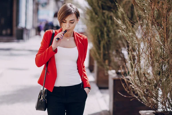 Girl with the electronic cigarette — Stock Photo, Image