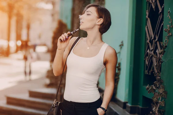 Fille avec la cigarette électronique — Photo