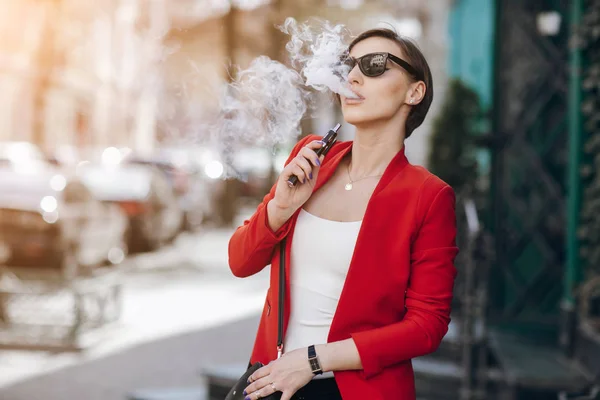 전자 담배와 여자 — 스톡 사진