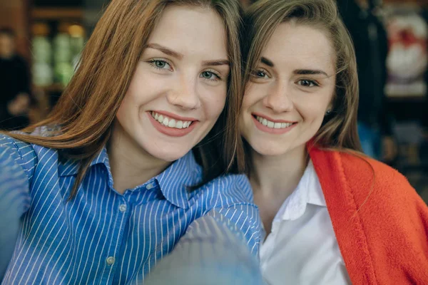Dvě dívky v kavárně — Stock fotografie