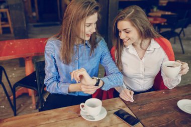 Bir kafede iki kız.