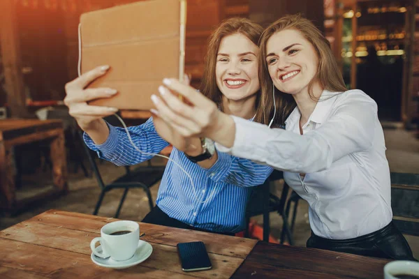 Twee meisjes in een café — Stockfoto