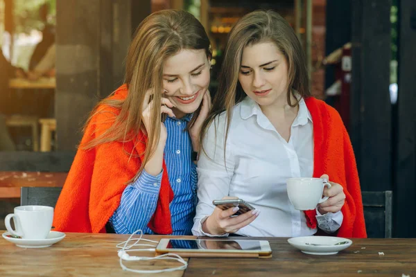 Twee meisjes in een café — Stockfoto