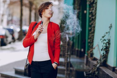 elektronik sigara ile kız