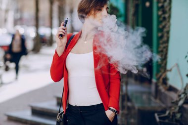 elektronik sigara ile kız