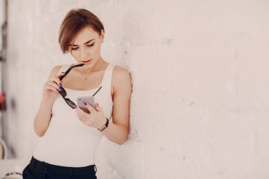 Kız telefonunu kullanır