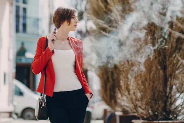 Fille avec la cigarette électronique — Photo