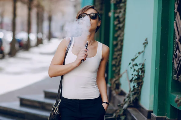 Az elektronikus cigaretta lány — Stock Fotó