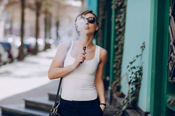 Menina com o cigarro eletrônico — Fotografia de Stock