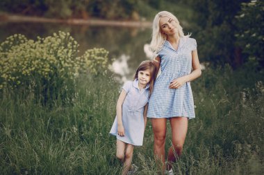 Anne ve kızı dışında