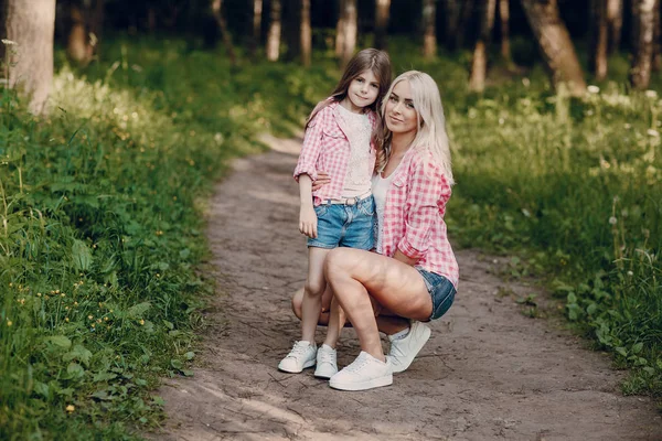 Familia joven madre e hija —  Fotos de Stock