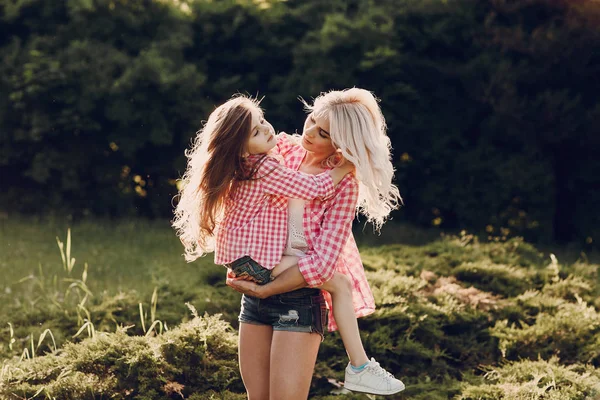 Giovane famiglia madre e figlia — Foto Stock