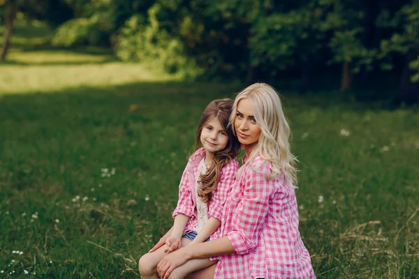 Genç aile anne ve kızı — Stok fotoğraf