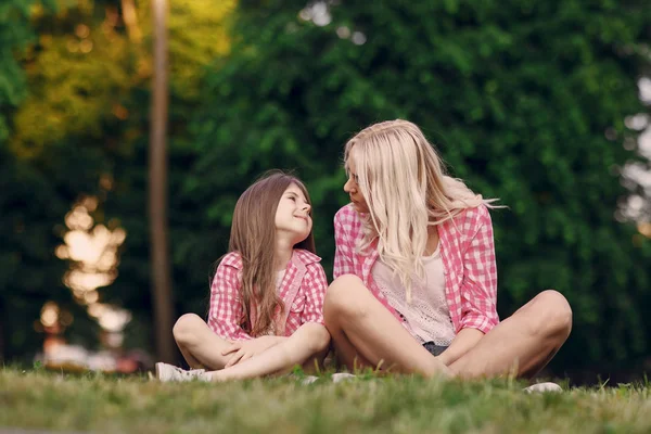 Ung familj mor och dotter — Stockfoto