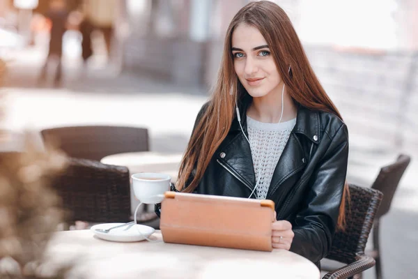 Chica en el café — Foto de Stock