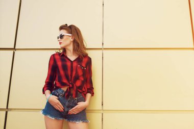 Pin-up kızı sokakta