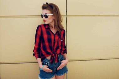 Pin-up kızı sokakta