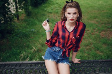 Pin-up kızı sokakta