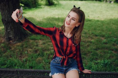 Pin-up kızı sokakta