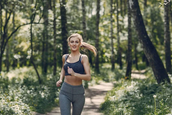 Vacker sportig flicka — Stockfoto