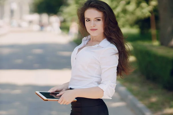 Zakenvrouw geniet gadgets — Stockfoto