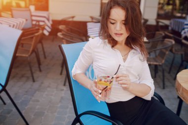 iş kadını becerikli alet sahiptir