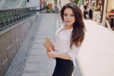 iş kadını becerikli alet sahiptir