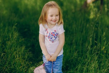 çocuğun yanında ağaç