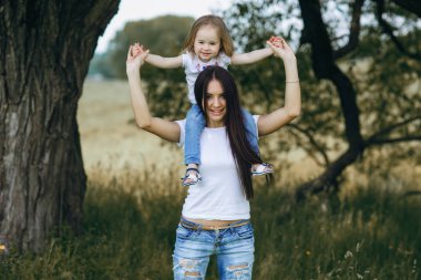 çocuğun anne ile ağacı yanında