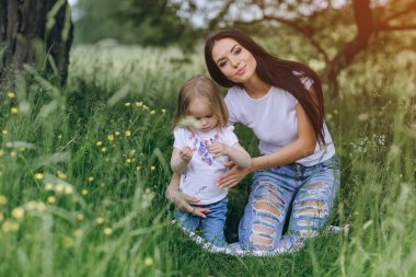 çocuğun anne ile ağacı yanında