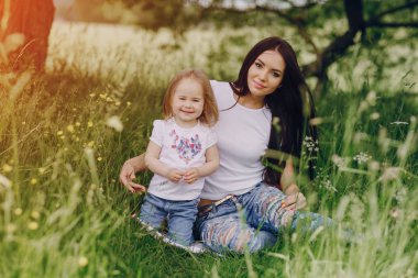 çocuğun anne ile ağacı yanında