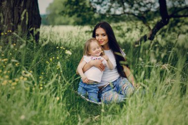 çocuğun anne ile ağacı yanında