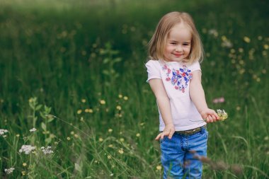 çocuğun yanında ağaç