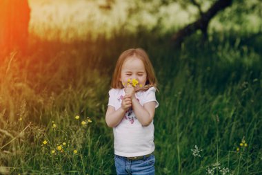 çocuğun yanında ağaç