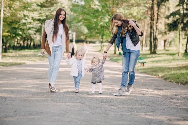 Молодая семья прогуливается по парку — стоковое фото