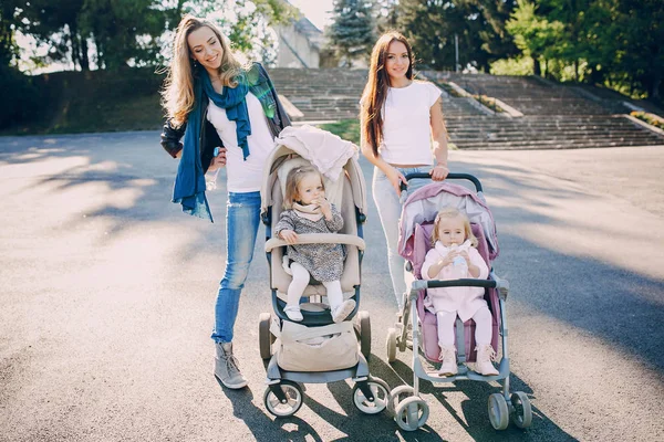 Familienspaziergang im Park — Stockfoto