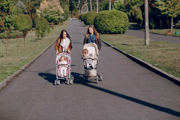 Passeggiata in famiglia nel parco — Foto Stock