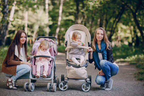 Familjevandring i parken — Stockfoto