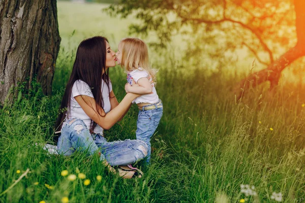 Barn nära träd med mamma — Stockfoto