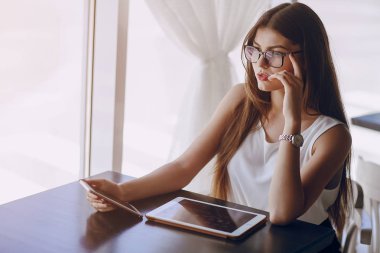 Gözlüklü esmer güzel