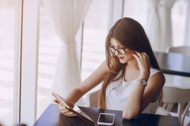 Gözlüklü esmer güzel