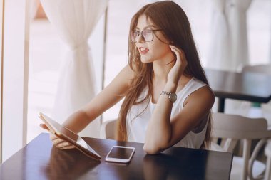 Gözlüklü esmer güzel