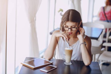 Gözlüklü esmer güzel