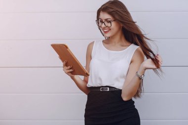 Gözlüklü esmer güzel