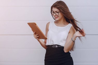 Gözlüklü esmer güzel