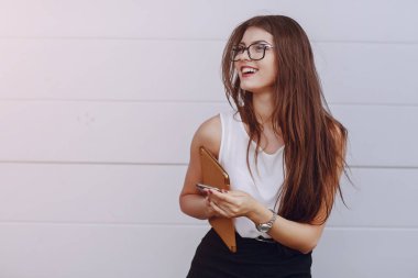 Gözlüklü esmer güzel