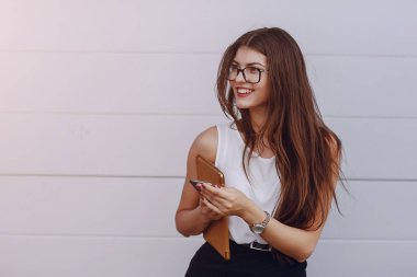 Gözlüklü esmer güzel